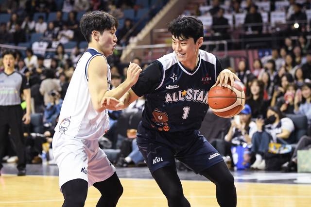 팀 브라운 유기상(오른쪽)이 18일 열린 프로농구 올스타전에서 팀 코니와의 경기에서 돌파하고 있다./KBL/