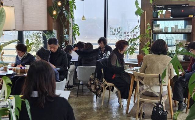동국대 인문도시사업단이 시민들을 상대로 아단소니에서 최윤정 작가 지도로 포토에세이 작성을 위한 수업을 진행하고 있다. 동국대 제공