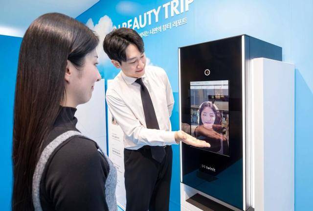 고객이 현대면세점 무역센터점 9층에서 인공지능AI 기반 맞춤형 뷰티 체험 공간 AI 뷰티 트립을 체험하고 있다 사진현대면세점