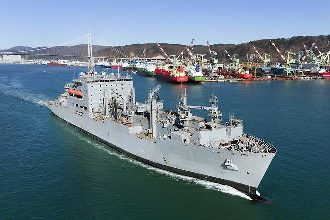 지난 6일 울산 HD현대중공업 부두에서 HD현대중공업의 미 해군 함정 MRO 첫 수주 선박인 '앨런 셰퍼드'함이 MRO를 마치고 출항하고 있다./HD현대