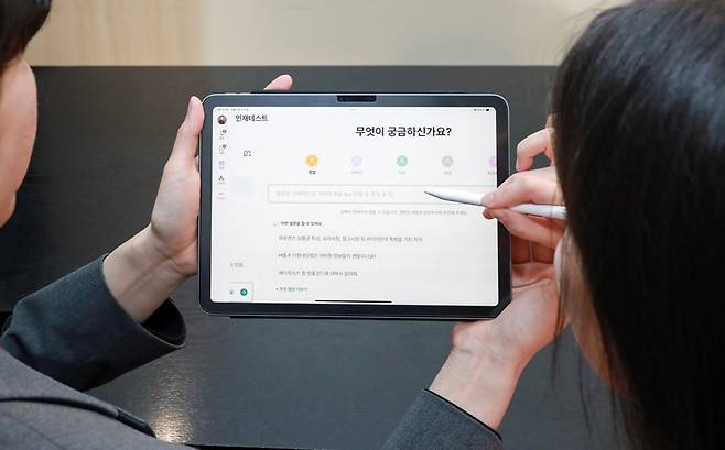 현대백화점 직원들이 1대1 대화를 통해 업무 노하우와 직무 지식을 배울 수 있는 AI 멘토 시스템을 이용하고 있다. [사진=현대백화점]