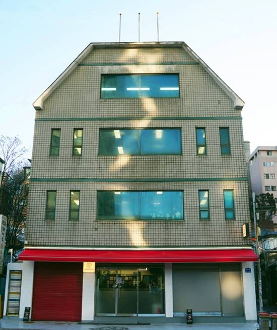 이랜드복지재단이 운영하는 서울역 무료급식소 '아침애만나' 외경. [사진=이랜드]