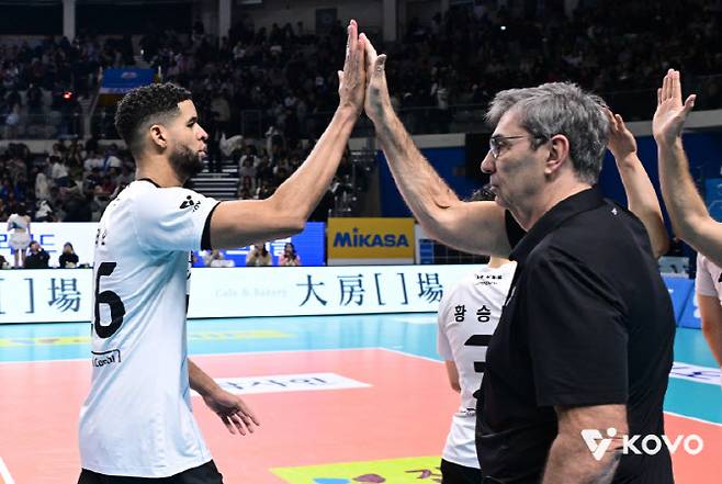 '레오 26득점 원맨쇼' 현대캐피탈. 우리카드에 완승...선두경쟁 가속화