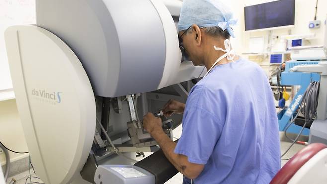 로봇수술은 자궁 보존 수술의 안전성과 완성도를 높이는 여러 장점이 있다 | 출처: 클립아트코리아