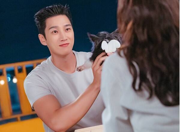 '스프링 피버' 안보현-이주빈, 설레는 로맨스의 시작...의문의 여인 손여은 등장