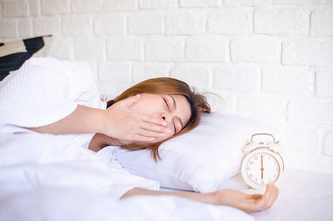 새해를 맞아 더 일찍 일어나 하루를 시작하겠다는 목표를 세우는 사람이 많다. 하지만 수면 전문가들은 '오전 6시 기상'과 같은 조기 기상 습관이 오히려 건강을 해칠 수 있다고 경고한다. 사진=게티이미지뱅크