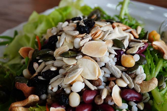 채소, 과일, 통곡물로 구성된 균형 잡힌 식단이 효과적이다. 사진= 게티이미지뱅크