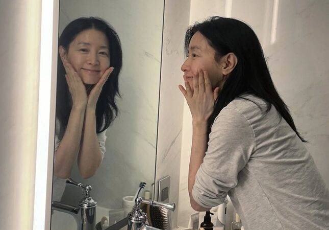 이영애가 오래 쌓아온 피부 관리 비결을 공개했다. 욕실 앞에 선 이영애는 민낯이 더 예뻐 감탄을 자아낸다. 사진=이영애 SNS