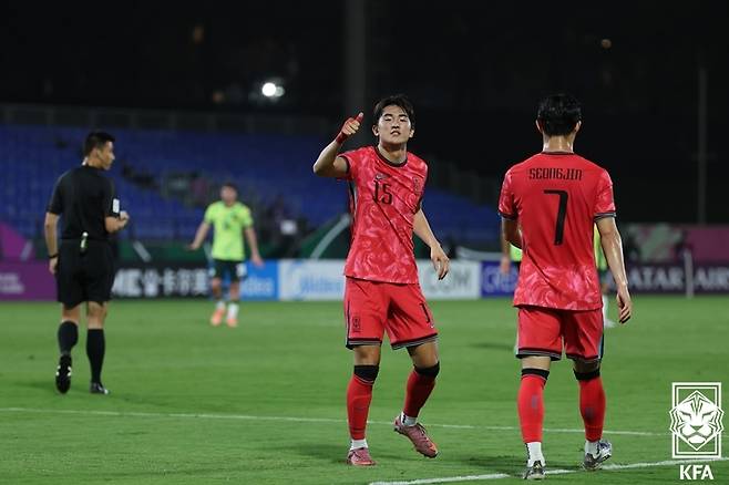 한국 U23 대표팀의 백가온(가운데)(대한축구협회 제공)