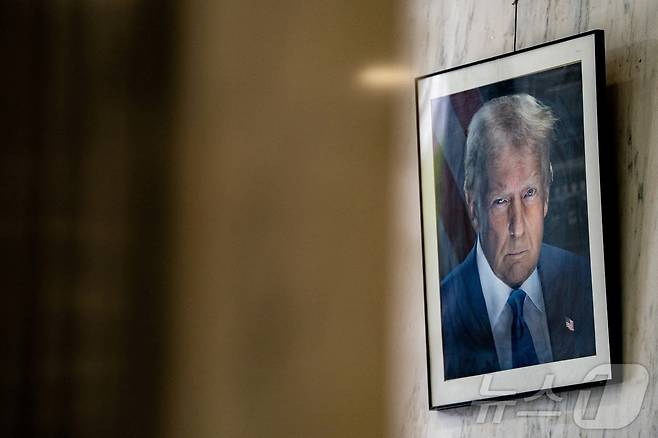 7월 10일(현지시간) 뉴욕시 맨해튼에 위치한 미 이민법원 로비에 도널드 트럼프 미국 대통령의 초상화가 걸려 있다. 2025.07.10. ⓒ 로이터=뉴스1 ⓒ News1 윤다정 기자