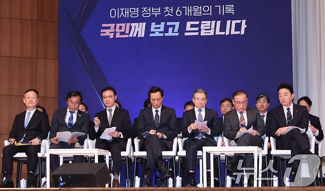 강훈식 대통령 비서실장이 지난해 12월7일 서울 용산 대통령실 청사에서 열린 '이재명 정부 출범 6개월 성과 간담회'에서 참석자들과 함께 기자들의 질문을 받고 있다. 앞줄 오른쪽부터 강 비서실장, 위성락 국가안보실장, 김용범 정책실장, 우상호 정무수석. 이규연 홍보소통수석, 전성환 경청통합수석, 봉욱 민정수석. 2026.1.18/뉴스1 ⓒ News1 허경 기자