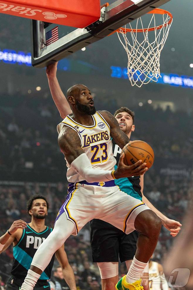 LA 레이커스의 '킹' 르브론 제임스가 18일(한국시간) 미국 오리건주 포틀랜드 모다 센터에서 열린 포틀랜드 트레일블레이저스와 원정 경기에서 슛을 시도하고 있다. ⓒ AFP=뉴스1