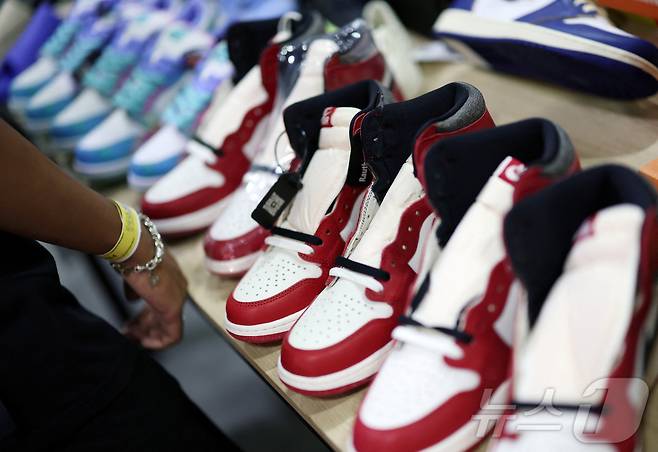 2025년 2월 22일(현지시간) 싱가포르에서 열린 '스니커 콘 동남아시아'에 나이키 에어 조던 1 운동화가 매대에 전시돼 있다. (사진은 기사 내용과 무관함) 2025.02.22. ⓒ 로이터=뉴스1 ⓒ News1 윤다정 기자