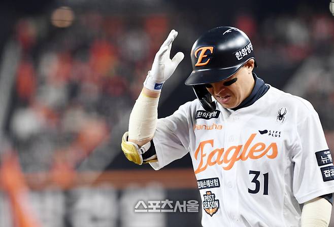 한화 손아섭이 31일 대전 한화생명 볼파크에서 열린 2025 KBO리그 LG와 한국시리즈 5차전 8회말 1사 1루 상황에서 병살타를 친 뒤 아쉬워하고 있다. 대전 | 박진업 기자 upandup@sportsseoul.com
