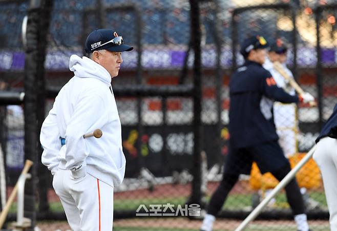 한화 김경문 감독이 선수들의 훈련을 지켜보고 있다. 사진 | 박진업 기자 upandup@sportsseoul.com