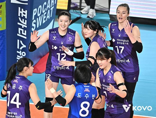기뻐하는 흥국생명 선수들. 제공 | 한국배구연맹