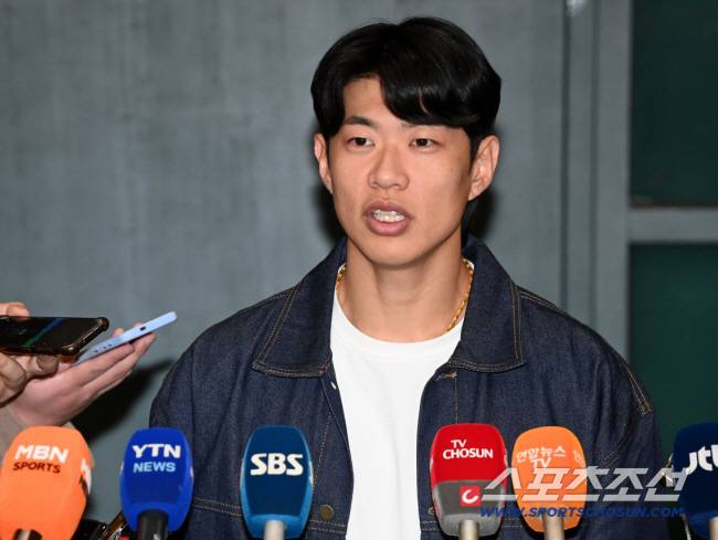 메이저리그 샌디에이고 파드리스와 입단 계약을 맺은 송성문이 23일 인천국제공항을 통해 귀국한 뒤 인터뷰를 하고 있다. 인천공항=허상욱 기자wook@sportschosun.com/2025.12.23/