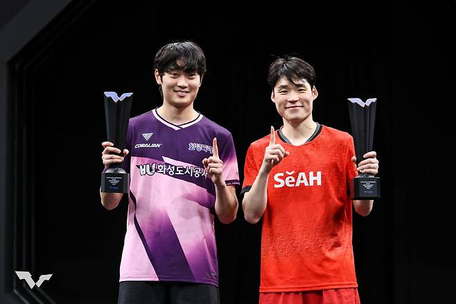 대한민국 에이스 복식조' 장우진(오른쪽)과 조대성이 18일 WTT 스타 컨텐더 도하 남자복식 결승에서 중국 황유정-웬루이보조를 꺾고 우승한 후 시상식에서 우승컵을 들고 기념사진을 찍고 있다. 사진출처=WTT