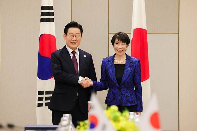 이재명 대통령과 다카이치 사나에 일본 총리가 13일 일본 나라현 정상회담장에서 악수하고 있다. 일본 총리관저.
