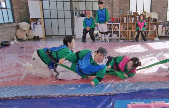 18일 방송되는 SBS ‘런닝맨’에서는 ‘2026 운수 좋은 오티 날’ 레이스가 펼쳐진다. 멤버들은 행운을 차지하기 위해 ‘형용사 그리기’ 게임에 도전하지만, 부족한 어휘력과 유재석의 난해한 그림 실력으로 인해 대혼란에 빠진다. 반면 피지컬 대결에서는 송지효가 비눗물 바닥 위에서 유재석과 권은비를 힘으로 제압하며 ‘힘지효’의 위엄을 과시했다. 새해 들어 2049 시청률 1위를 기록하며 상승세를 탄 ‘런닝맨’의 이번 레이스에 관심이 집중된다.