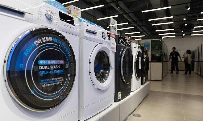 서울 시내의 한 대형 가전매장에 전시된 세탁기. /뉴스1