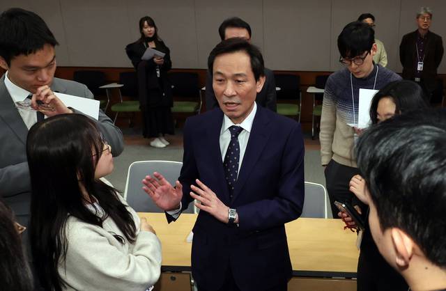 청와대 떠나는 우상호 정무수석. 연합뉴스