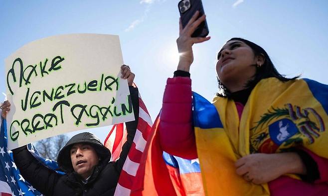 12일 도널드 트럼프 대통령 지지자들이 워싱턴 백악관 앞에서 니콜라스 마두로 베네수엘라 대통령 축출을 축하하고 있다. AFP 연합뉴스
