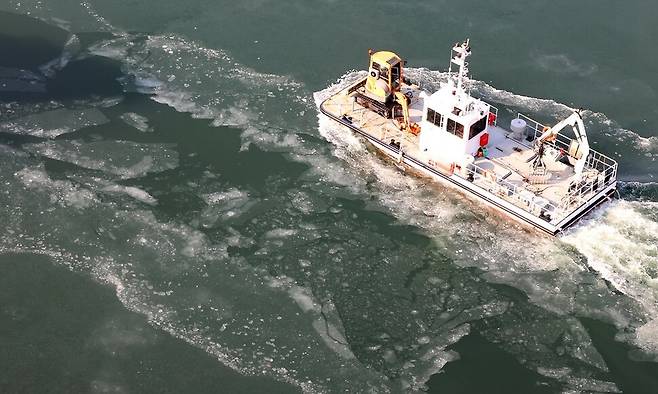 강추위가 이어진 지난 14일 인천 서구 경인아라뱃길에서 한국수자원공사 소속 쇄빙선이 뱃길을 내기 위해 얼음을 깨고 있다. 연합뉴스