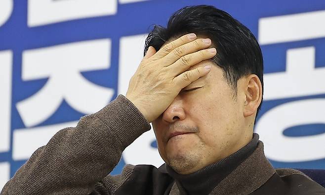 2차 종합특검법 처리에 반대해 단식중인 국민의힘 장동혁 대표가 1월17일 국회에서 단식을 이어가던 중 손을 머리에 올리고 있다. 연합뉴스