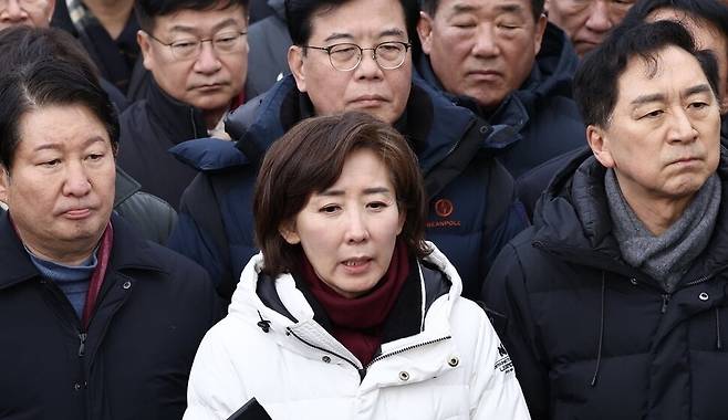 나경원 의원을 비롯한 국민의힘 의원들이 지난해 1월6일 오후 서울 용산구 대통령 관저 앞에서 입장발표를 하고 있다. 연합뉴스