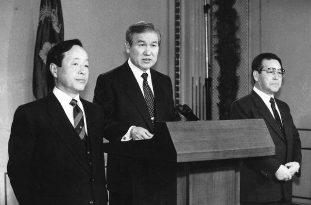 1990년 1월 22일 김영삼(왼쪽부터) 통일민주당 총재, 노태우 대통령 겸 민주정의당 총재, 김종필 신민주공화당 총재가 청와대에서 긴급 회동을 한 뒤 '3당 합당 및 민주자유당 창당'을 선언하고 있다. 한국일보 자료사진