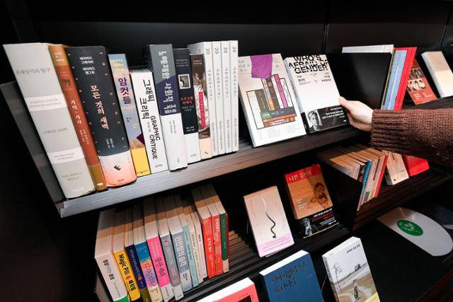 16일 서울 마포구 책방무사에서 직원이 서울리뷰오브북스 큐레이션을 소개하고 있다. 임지훈 인턴기자