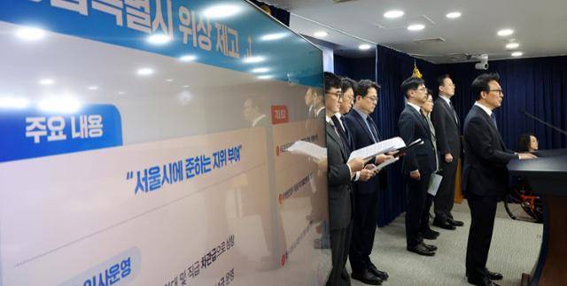 김민석 국무총리가 16일 정부서울청사에서 행정통합 인센티브 관련 브리핑을 하고 있다. 뉴시스