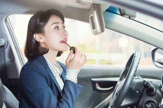 시간을 아끼기 위해 선택한 행동들이 오히려 몸을 더 빨리 늙게 만들고 있을 수 있다. /사진=클립아트코리아