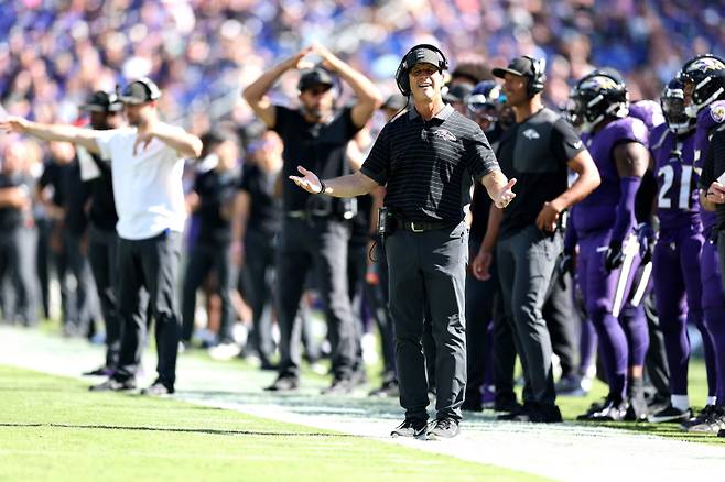 <yonhap photo-5039="">정들었던 볼티모어를 떠나 뉴욕으로 향하는 존 하버 감독. [AFP=연합뉴스]</yonhap>