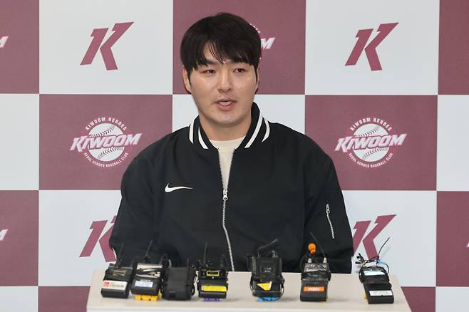 <yonhap photo-4316=""> 인터뷰하는 박병호 코치 (서울=연합뉴스) 서대연 기자 = 박병호 키움 히어로즈 잔류군 선임코치가 15일 서울 구로구 고척스카이돔에서 취재진과 인터뷰하고 있다. 2026.1.15 dwise@yna.co.kr/2026-01-15 14:14:20/ <저작권자 ⓒ 1980~2026 ㈜연합뉴스. 무단 전재 재배포 금지, AI 학습 및 활용 금지></yonhap>