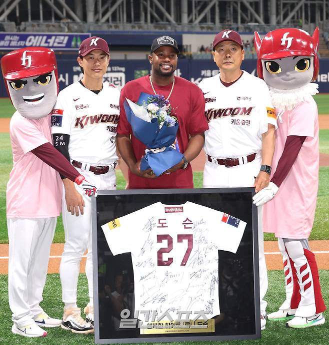 2024 KBO리그 프로야구 키움 히어로즈와 SSG 랜더스의 경기가 8일 오후 서울 고척스카이돔에서 열렸다. 경기 전 부상으로 팀을 떠나는 도슨이 부상기원행사로 마련된 자리에서 홍원기 감독과 주장 송성문으로부터 기념액자와 꽃다발을 받고 함께 포즈를 취하고 있다. 고척=김민규 기자 /2024.08.08/