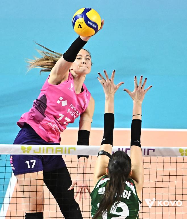 흥국생명 레베카(위)가 IBK기업은행 빅토리아의 블로킹을 피해 공격하고 있다.&nbsp;