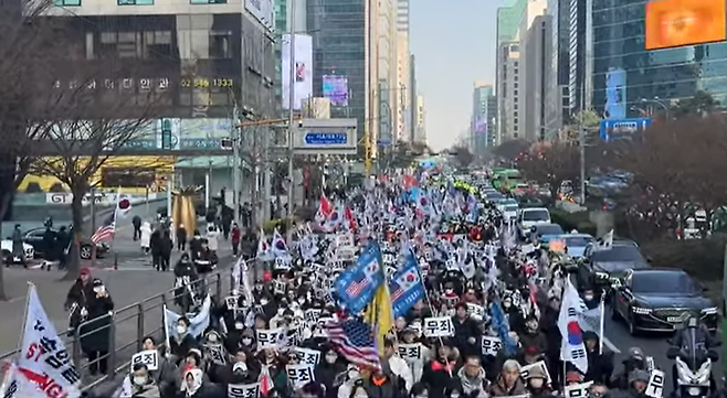 어제(17일) 서울에서 진행된 보수단체 집회 (사진, 유튜브 자유대학 갈무리)