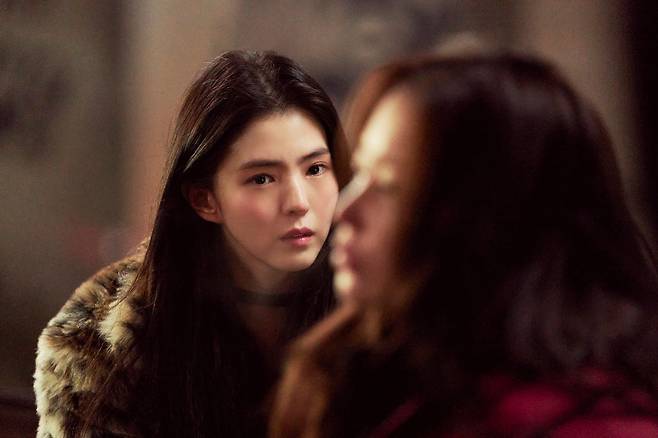 영화 '프로젝트 Y'는 사기를 당해 벼랑 끝에 몰린 화류계의 두 여성 미선(한소희)과 도경(전종서)이 우연히 검은 돈과 금괴를 손에 넣으면서 벌어지는 이야기다. 사진 플러스엠 엔터테인먼트