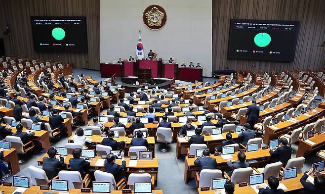 종합특검법은 비상계엄 선포와 관련한 외환 혐의는 물론 김건희 여사가 연루된 양평 고속도로 종점변경, 선거개입, 인사개입 의혹 등을 총망라한다. 다만 이들 사건 대부분은 앞서 3대 특검서 수사해 뚜렷한 혐의점이나 증거를 발견하지 못했다. 임현동 기자