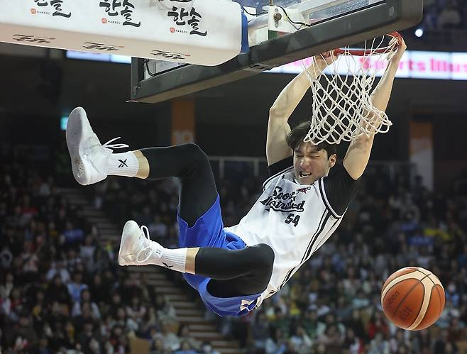 18일 서울 잠실실내체육관에서 열린 2025-2026 LG전자 프로농구 올스타전 덩크 콘테스트 결승. 조준희(삼성)가 덩크슛을 하고 있다. 연합뉴스