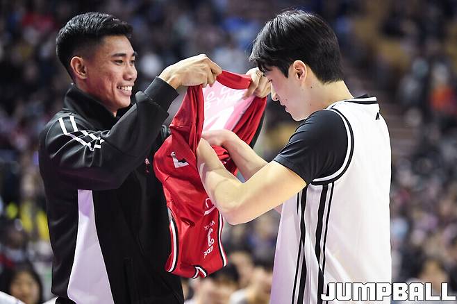 ▲ 덩크콘테스트에 참가한 조준희에게 자신의 유니폼을 입혀주는 아반도