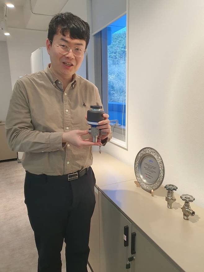 유형근 대리가 반도체 납품 가스 밸브를 보여주고 있다. 윤현주 기자