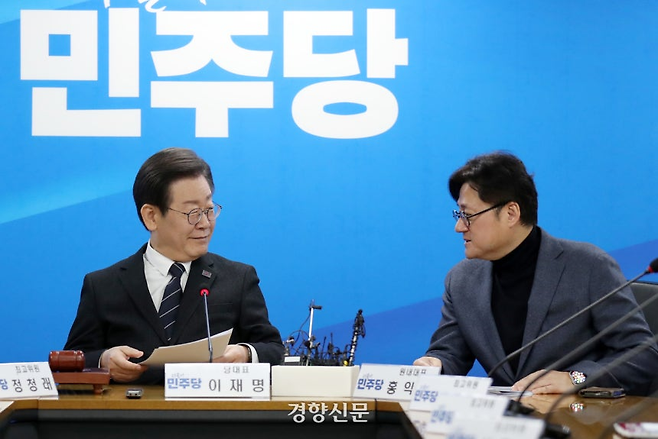 이재명 더불어민주당 대표와 홍익표 원내대표가 2024년 2월 23일 여의도 당사에서 열린 최고위원회의에서 대화하고 있다. 박민규 선임기자