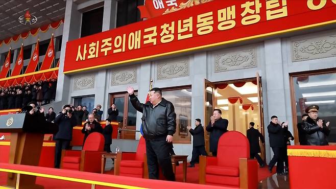 김정은 북한 국무위원장이 지난 16일 평양 김일성경기장에서 열린 사회주의애국청년동맹 창립 80주년 대회에 참석해 기념 연설을 했다고 조선중앙TV가 17일 보도했다. 조선중앙TV 화면·연합뉴스