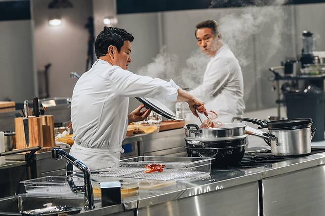 넷플릭스 오리지널 시리즈 <흑백요리사: 요리 계급 전쟁> 시즌2 한 장면에서 천상현 요리사가 로브스터(바닷가재)를 찜통에서 꺼내고 있다. 넷플릭스 제공