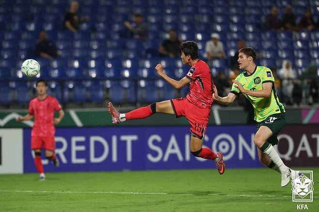 한국 23세 이하(U-23) 축구대표팀의 백가온(가운데)이 18일 사우디아라비아 제다의 킹 압둘라 스포츠 시티 홀 스타디움에서 열린 2026 아시아축구연맹(AFC) U-23 아시안컵 호주와의 8강전에서 수비수를 따돌리고 슈팅하고 있다.  대한축구협회 제공
