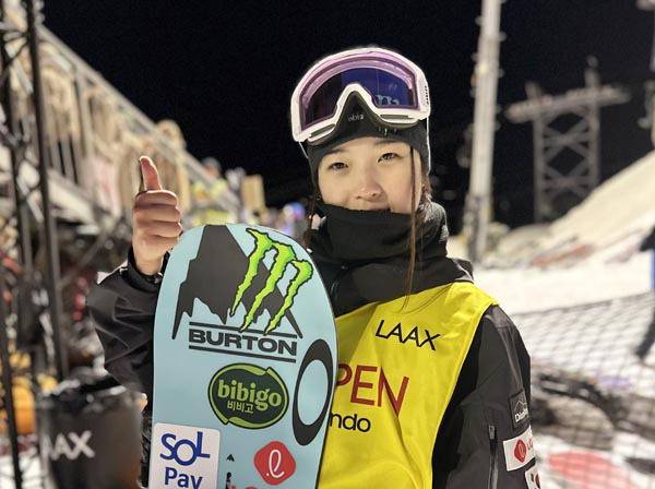 최가온이 18일(한국시간) 스위스 락스에서 열린 2025-2026 FIS 스노보드 월드컵 여자 하프파이프에서 1위를 차지한 뒤 기념촬영을 하고 있다.  올댓스포츠 제공