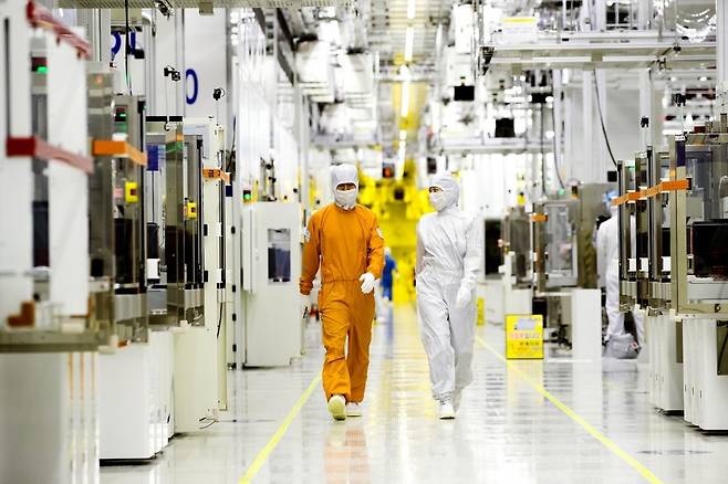 Technicians operate in a particle-controlled clean room at Samsung Electronics’ chip manufacturing facility in Pyeongtaek, Gyeonggi Province. (Samsung Electronics)